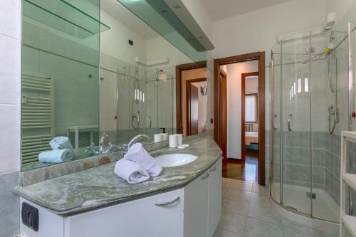 a bathroom with a sink and a shower at Prospettiva Corso Giovecca apartment in Ferrara