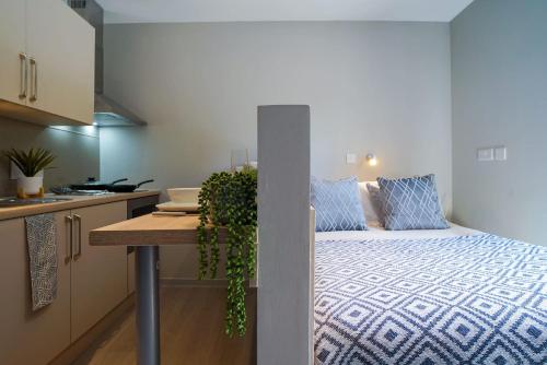 a bedroom with a bed and a kitchen with a counter at For Students Only - Straits Meadow in Edinburgh City Centre in Edinburgh