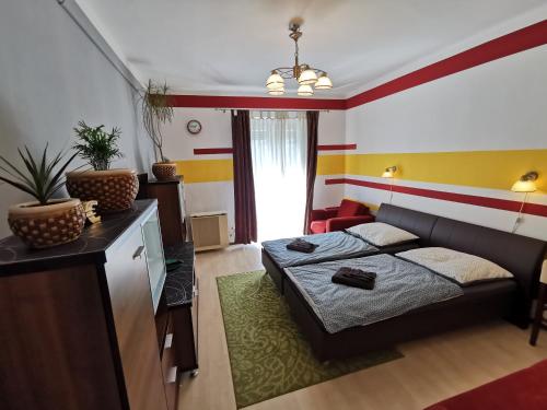 sypialnia z łóżkiem i kanapą w obiekcie Smart Business Apartman w Miszkolcu