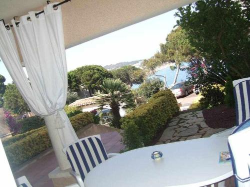 balcón con mesa, sillas y vistas al océano en Costa Brava Sagaró frontbeach cala acces, en Sant Feliu de Guíxols