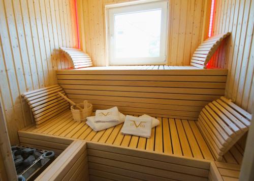 a sauna with two towels and a window at Nachtigall in Krakow am See