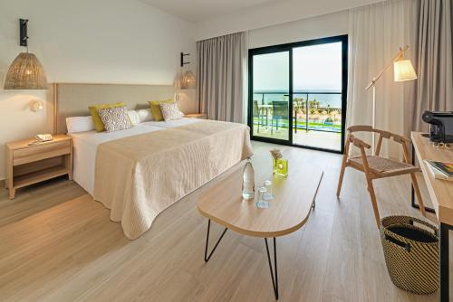 Кровать или кровати в номере Cabogata Beach Hotel