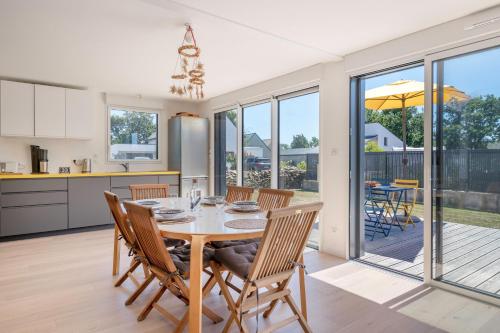 une cuisine et une salle à manger avec une table et des chaises dans l'établissement Belle maison pour 6 - 700m Plage de Penvins, à Sarzeau