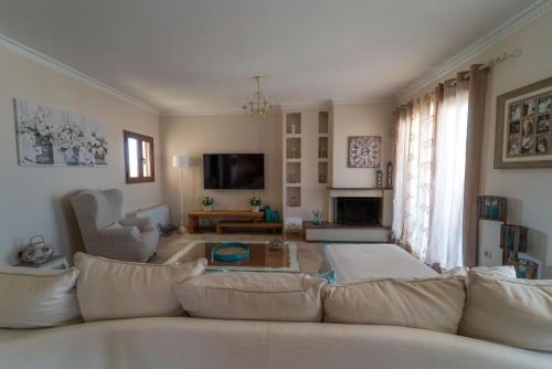 sala de estar con sofá blanco y mesa en Celine Deluxe Apartment en Lefkada