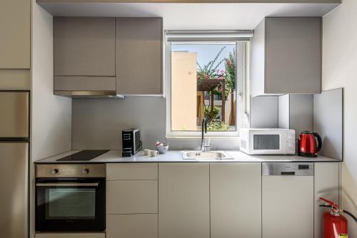 Kuchyň nebo kuchyňský kout v ubytování Azure Beach Villas