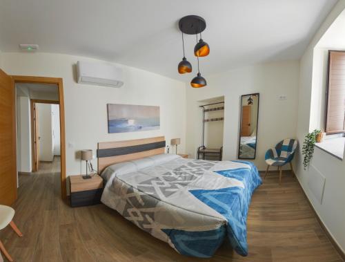 Posteľ alebo postele v izbe v ubytovaní Apartamentos Turísticos Hornillo AT-CC-00681