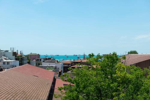 イスタンブールにあるデュアリス ホテルの屋根と海の景色を望む