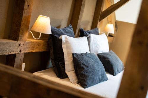 a row of pillows on a shelf with a lamp at Paddock Lodge - Suites Wellness & Chambres d'hôtes in Stoumont