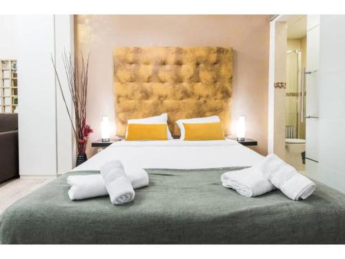 sypialnia z dużym białym łóżkiem z dwiema poduszkami w obiekcie Precioso estudio situado en la zona de Las Ventas Barbadillo Der w Madrycie