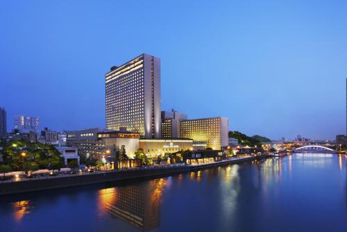 大阪市にあるリーガロイヤルホテルの夜の川付きの市街の景色