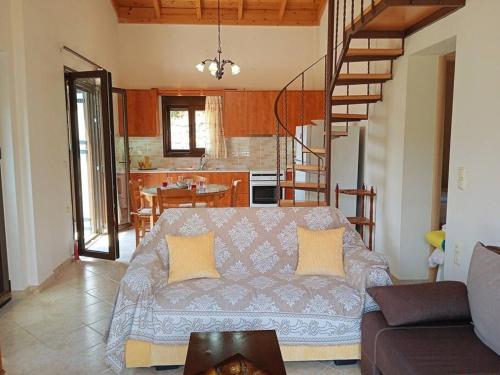 salon z kanapą i kuchnią w obiekcie Galini Home: Cozy Home with great view of Taygetos 