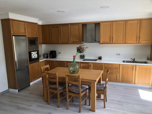 Kuchyň nebo kuchyňský kout v ubytování Vivienda amplia y luminosa a escasos metros de la playa de Cangas.