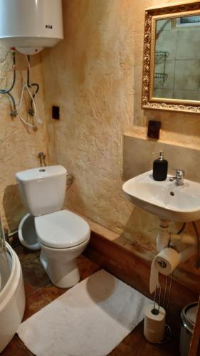 Ett badrum på Domek kempingowy w Kirach