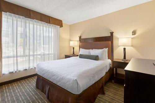 Una cama o camas en una habitación de Best Western Plus Tree House