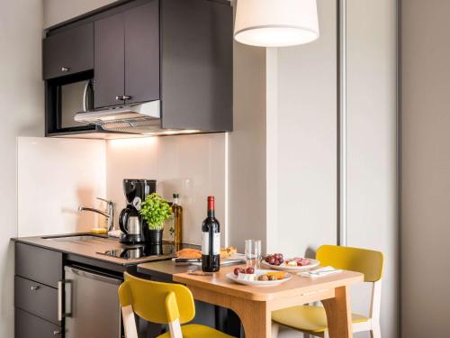 Kitchen o kitchenette sa Adagio Access Stuttgart Airport Messe