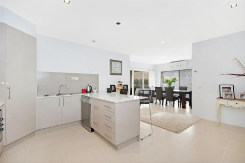 
A kitchen or kitchenette at Central Warrnambool Townhouse
