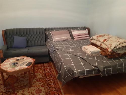 uma cama e um sofá num quarto em Bački Raj em Gornja Rogatica