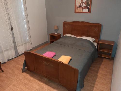 ein Schlafzimmer mit einem Bett mit zwei rosa Handtüchern darauf in der Unterkunft Le Cerizay Gîte n°1 in Cerizay