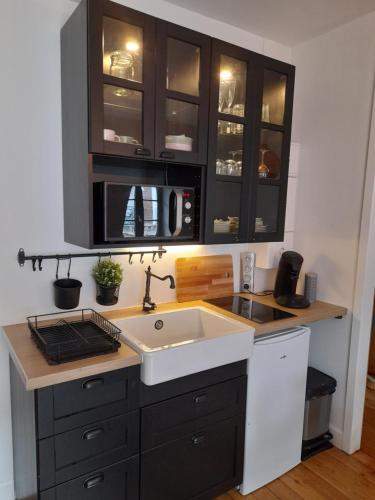 a kitchen with a sink and a microwave at Charmante Villa plein SUD 50m de la plage - Balcon vue latérale sur Mer - équipée de la Fibre, Wifi, internet in Mers-les-Bains