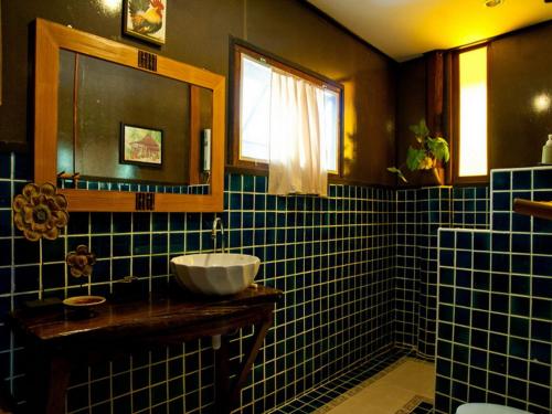 Ett badrum på Baantawan Guesthouse Pai