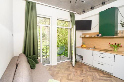 un soggiorno con divano e una cucina di House 22A Studio Apartments a Kaunas