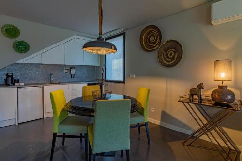 a kitchen and dining room with a table and chairs at Villa Cerrado das Fontainhas SPA in Sintra