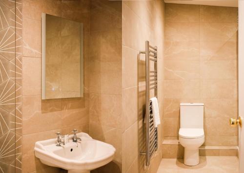 y baño con lavabo y aseo. en Allerdale Court Hotel, en Cockermouth
