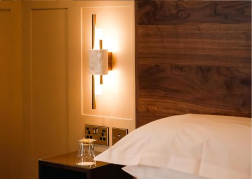 Säng eller sängar i ett rum på Allerdale Court Hotel