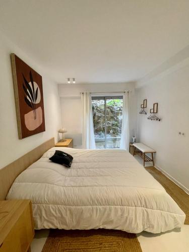 une chambre avec un grand lit et une fenêtre dans l'établissement LA MAUVIERE - 75m2 - 4pers - Parking - Wifi, à Cassis