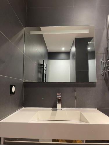 une salle de bain avec un lavabo et un miroir dans l'établissement LA MAUVIERE - 75m2 - 4pers - Parking - Wifi, à Cassis