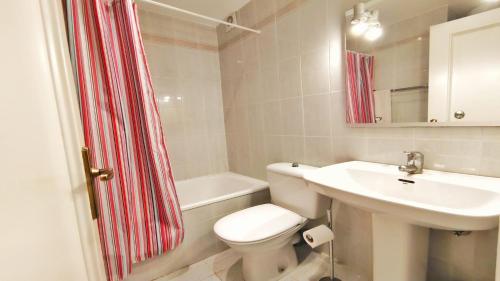 Kúpeľňa v ubytovaní VACAY Apartamento Calme, en Costa Brava L'Escala