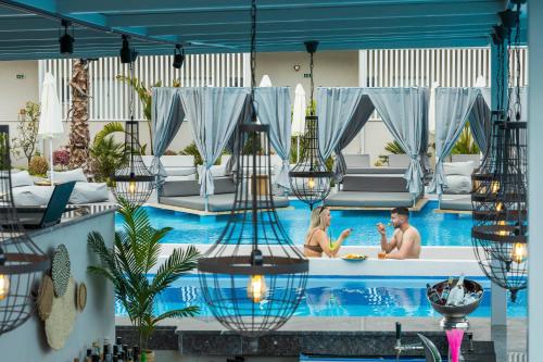 Bazén v ubytovaní Anna Hotel alebo v jeho blízkosti