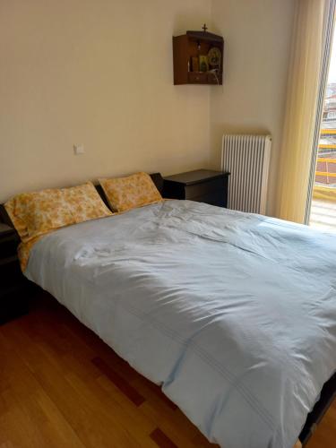 ein Bett mit zwei Kissen darauf in einem Schlafzimmer in der Unterkunft Great apartment with parking in the city center in Tripolis