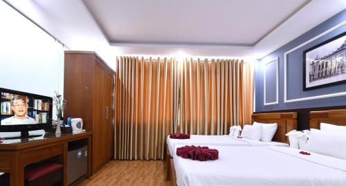 Una cama o camas en una habitación de Hanoi Elpis Grand Hotel