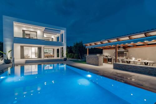 Πισίνα στο ή κοντά στο Antonia Villa - Luxurious Serenity with Private Pool, by ZanteWize