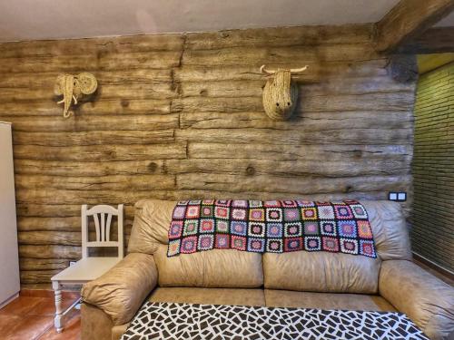 - un salon avec un canapé et un mur en bois dans l'établissement Cazorla Paraíso Resort, à Cazorla