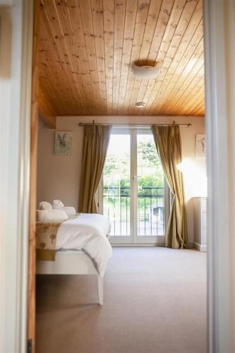 Una cama o camas en una habitación de Elm Escapes
