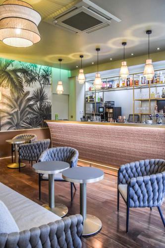 un restaurant avec des tables et des chaises et un bar dans l'établissement Domaine de La Ferrière, à Châteaubriant