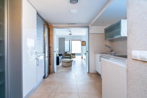 Kuchyň nebo kuchyňský kout v ubytování Bonito bungalow con piscina junto a la playa