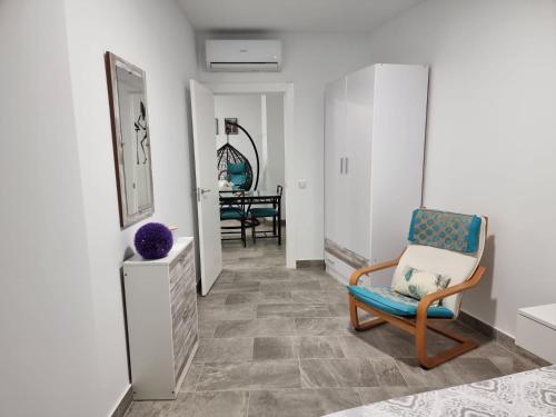 a living room with a chair and a table at Apartamento La Galatea in Alcalá de Henares