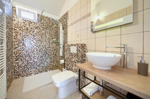 łazienka z umywalką i toaletą w obiekcie Apartments Adria Danka w Krku
