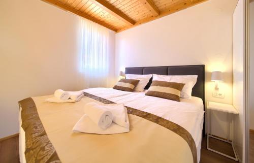 Ένα ή περισσότερα κρεβάτια σε δωμάτιο στο Apartments Adria Danka