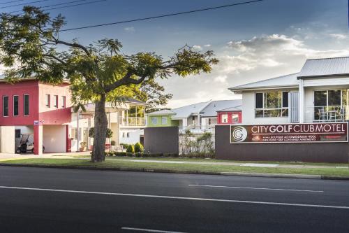 una calle con casas al lado de una carretera en City Golf Club Motel en Toowoomba