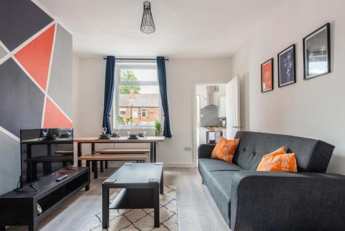 uma sala de estar com um sofá e uma mesa em Hopetown Apartment-modern 1 bed with free parking em Normanton
