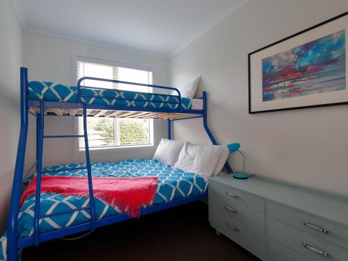 Двох'ярусне ліжко або двоярусні ліжка в номері The Clearwater Cottage - Te Anau Holiday Home