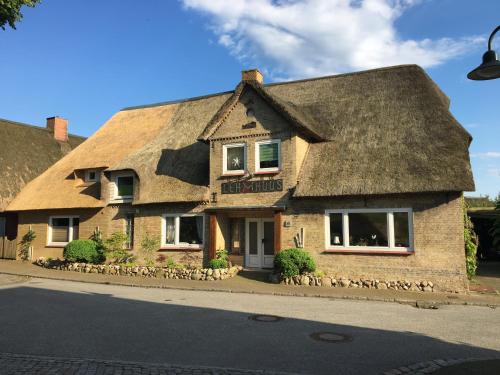 an old stone house with a thatched roof at Kreatives Wohnen unter Reet ruhig und doch zentral in Schwabstedt