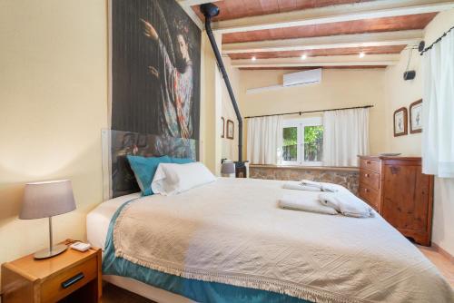 インカにあるCan Reureのベッドルーム(大型ベッド1台、窓付)