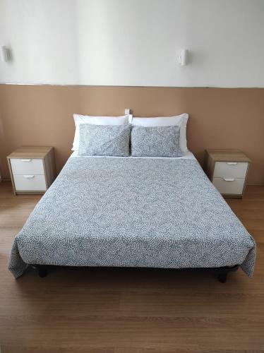 una camera con un letto con due comodini di Lira Guest House B&B a Porto