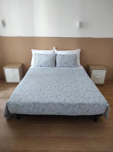 En eller flere senge i et værelse på Lira Guest House B&B
