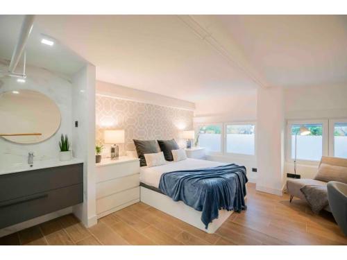 a bedroom with a bed and a sink and a mirror at Precioso apartamento a pie de calle - Retiro- Dr Laguna in Madrid